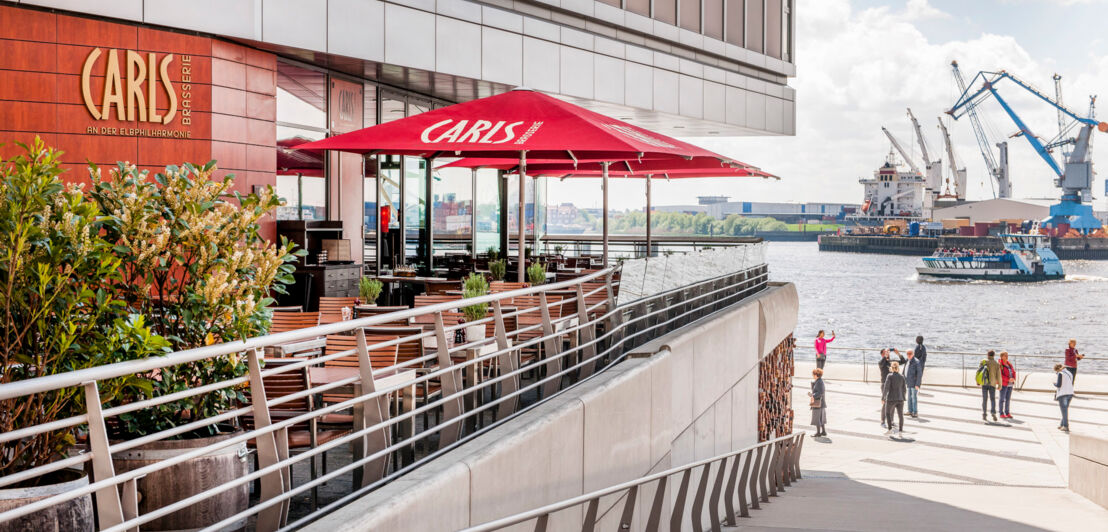 Carls Brasserie von außen mit Blick auf die Elbe