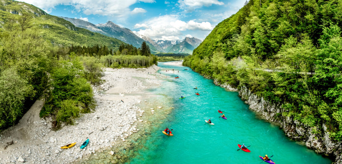 Kajakfahrer:innen auf dem Fluss Soča in Slowenien