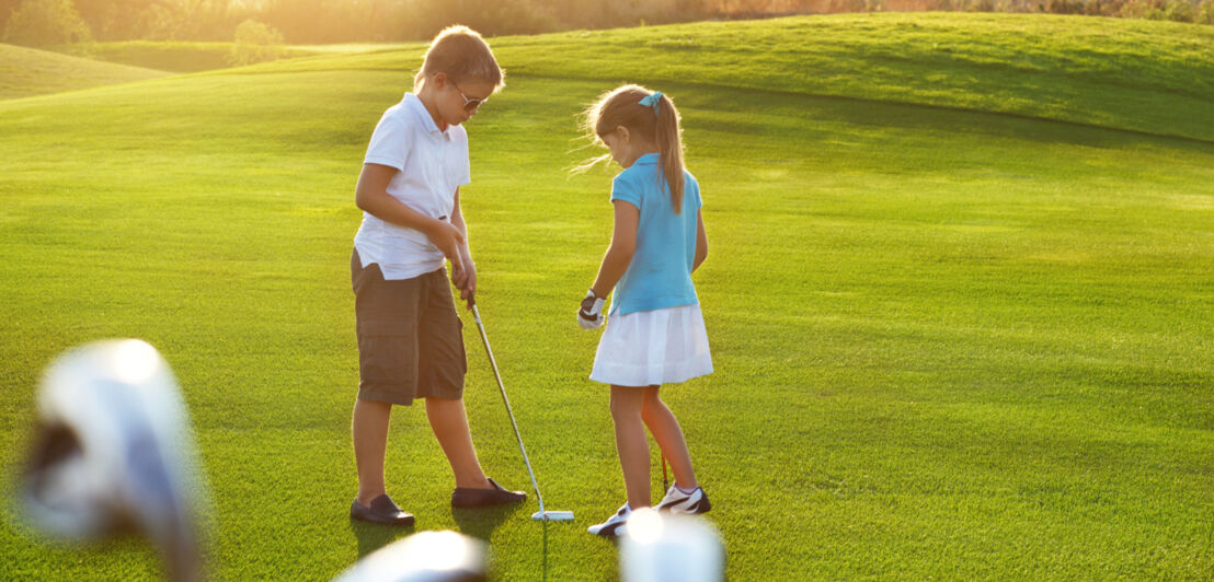 Kinder auf dem Golfplatz