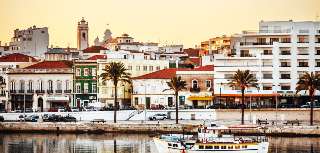 Die Hafenpromenade von Portimão bei Sonnenuntergang