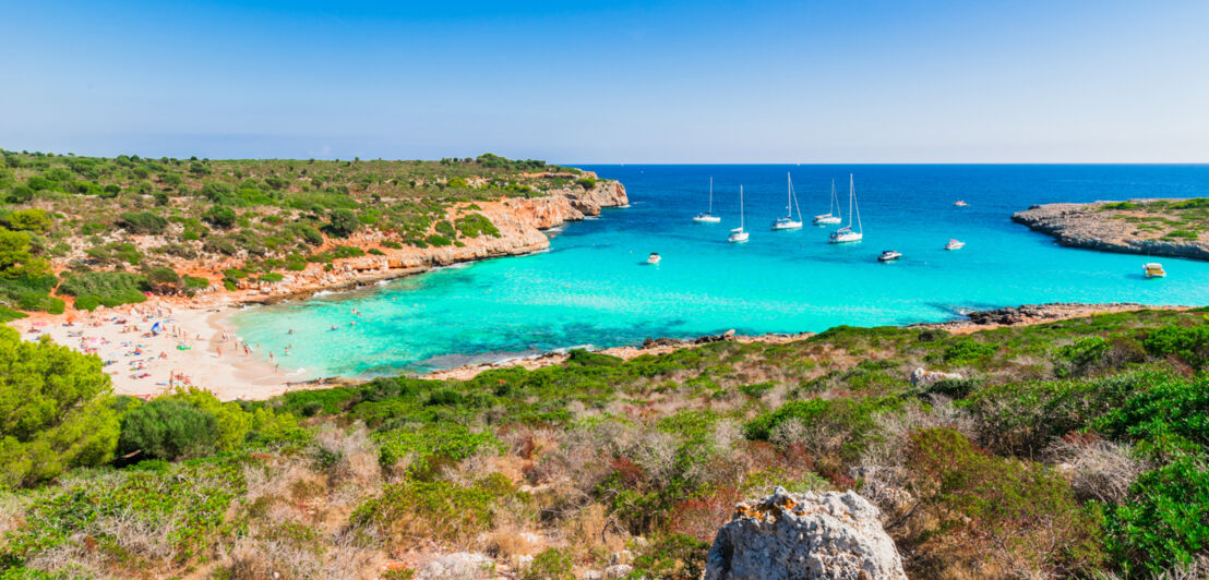 Luftaufnahme von der Bucht Cala Varques auf Mallorca