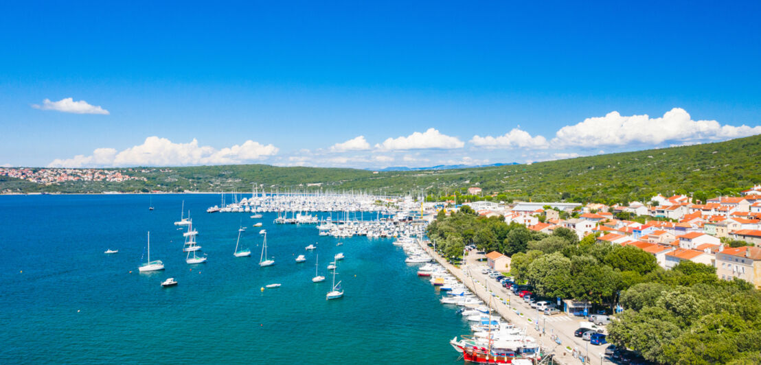 Blick auf den Yachthafen der Stadt Punat im Segelrevier Kvarnerbucht