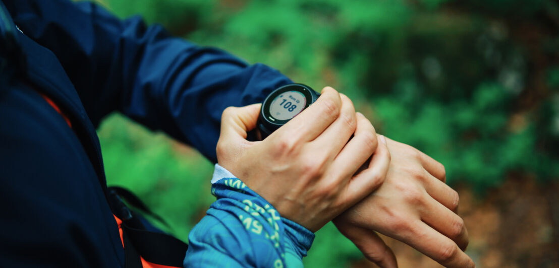 Fokus auf ein Handgelenk einer Person, der gerade seine Smartwatch bedient