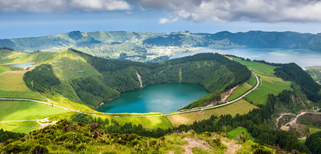 Ein Kratersee inmitten einer grünen Landschaft