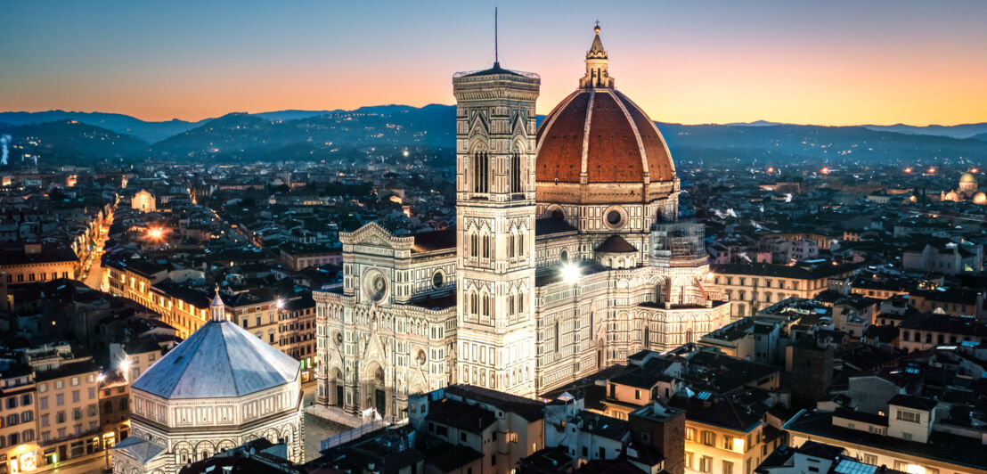 Eine imposante Kathedrale in der Abenddämmerung