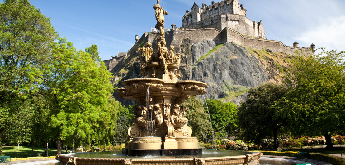 Ein Brunnen vor einer alten Burg