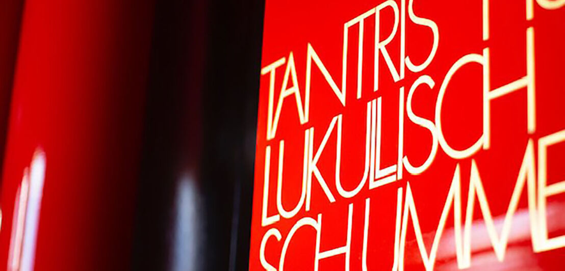 Rotes Schild mit dem Schriftzug des Restaurant Tantris in Nahaufnahme