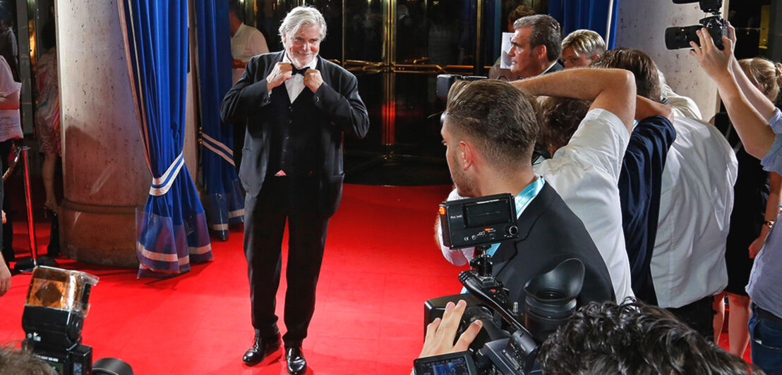 Schauspieler Peter Simonischek vor Fotografen auf dem roten Teppich