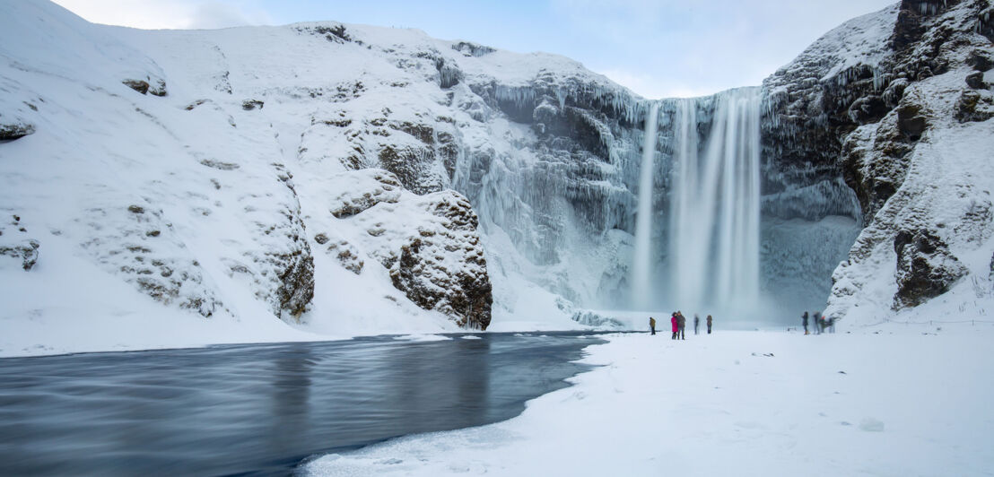 Ein Wasserfall in einer Schneelandschaft