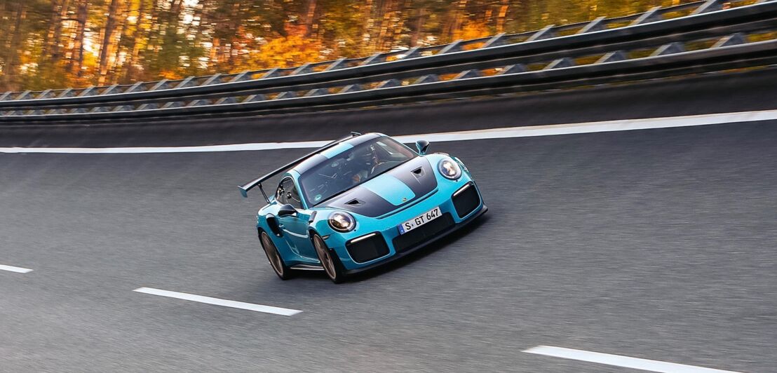 Ein Porsche 911 GT2 RS auf einer Rennstrecke.