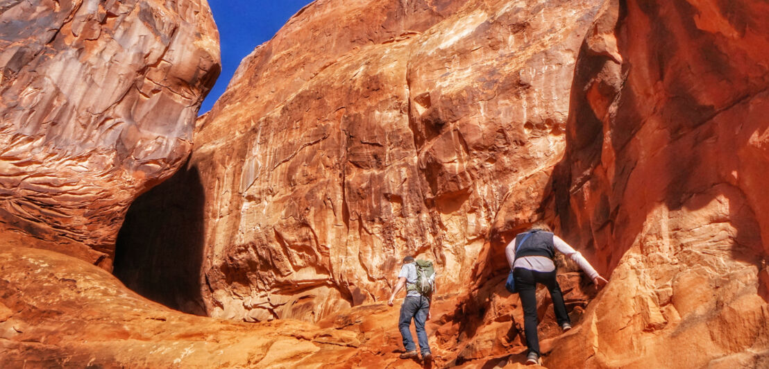 Zwei Wanderer in einem Felsen