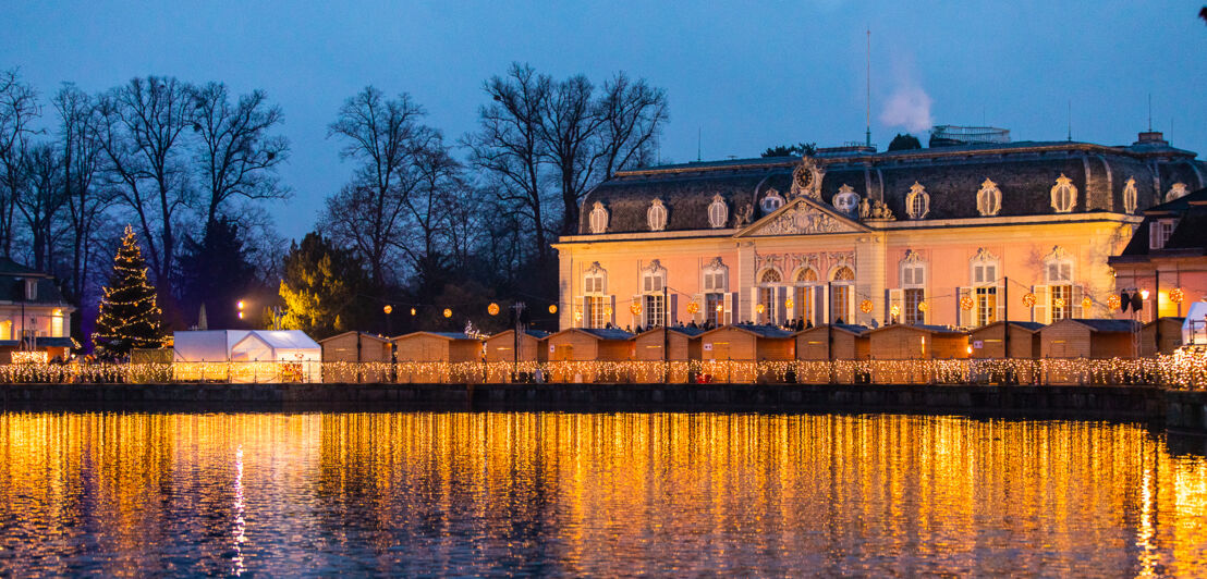 Weihnachtsmarkt vor dem erleuchteten Schloss Benrath