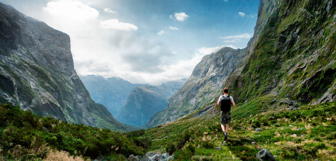 Ein Mann läuft durch eine felsige Landschaft