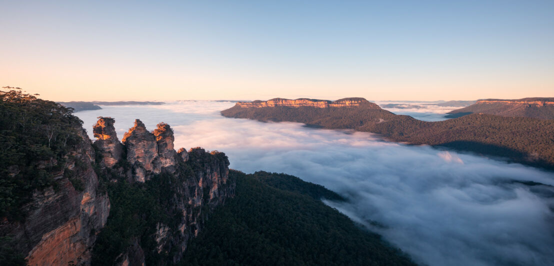 Blick über ein Gebirge mit einer tiefliegenden Wolkendecke. 