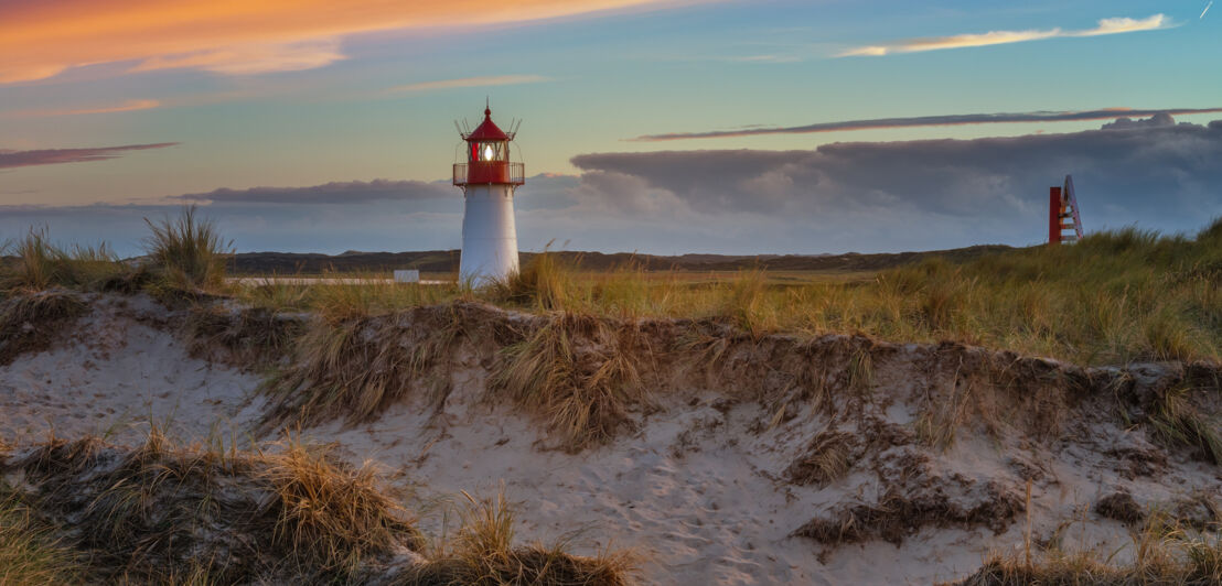 Ein Leuchtturm am Strand im Westen Sylts