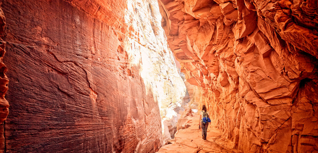 Eine Wanderin in einer Felsspalte