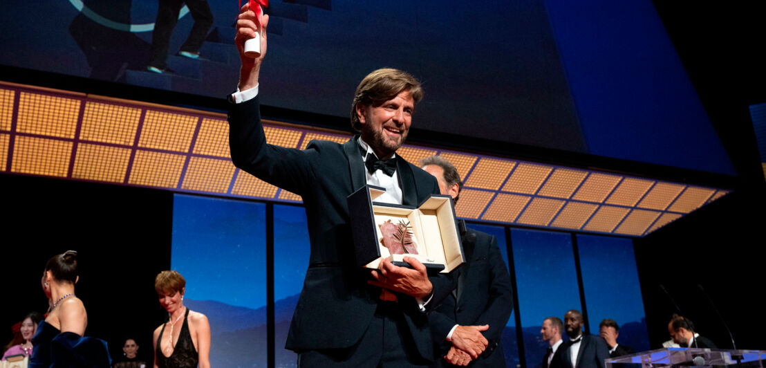 Ruben Östlund zeigt eine Trophäe