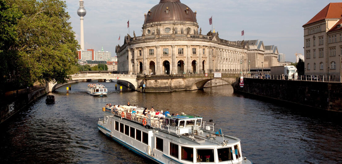 Schiffstourismus an der Museumsinsel in Berlin