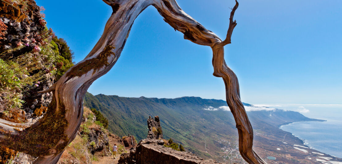 Blick von oben auf Panorama mit Bergen und Meer auf El Hierro