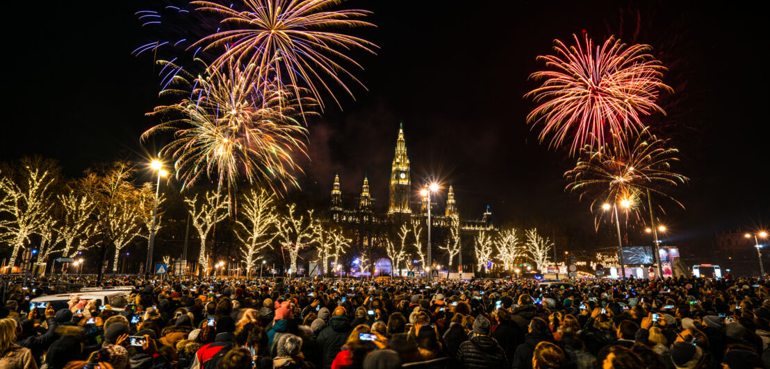 Feuerwerk über dem Rathaus in Wien.