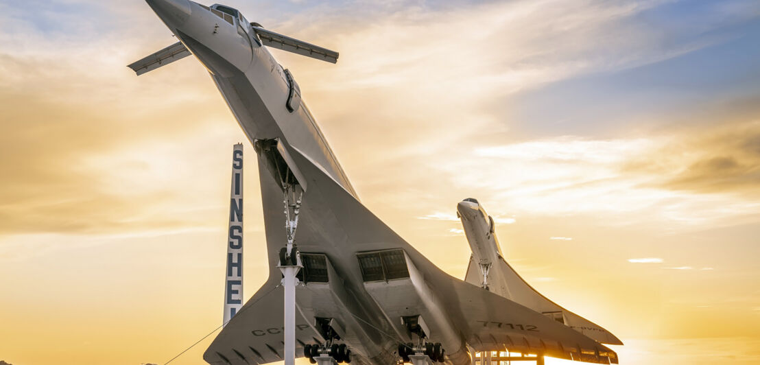 Verschieden Flugzeuge in einer Ausstellung