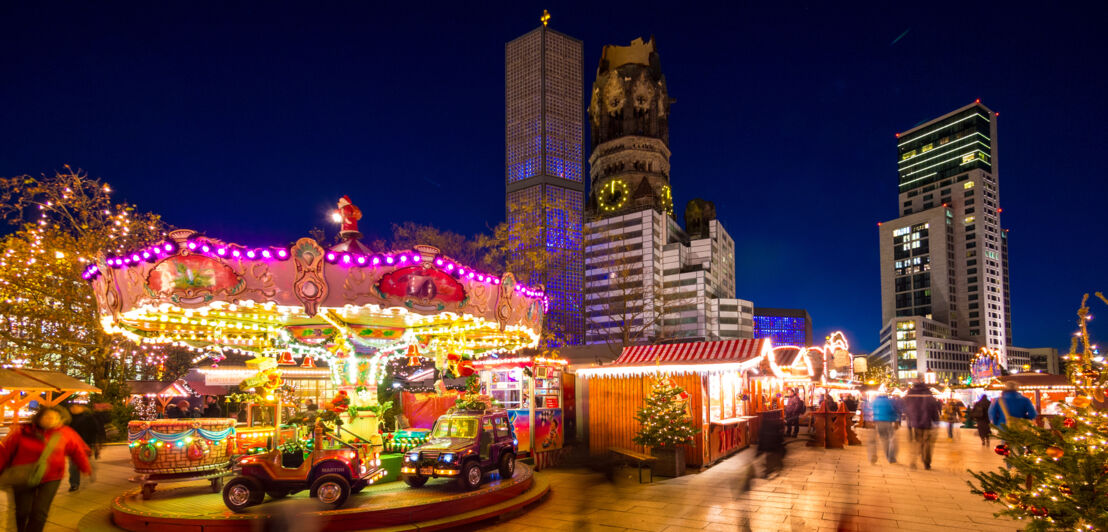 Kinderkarussell auf dem Berliner Weihnachtsmarkt vor der Gedächtniskirche 