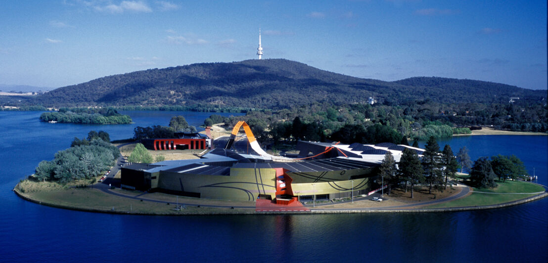 Panoramaaufnahme eines modernen Museums in runder Form auf einer Insel