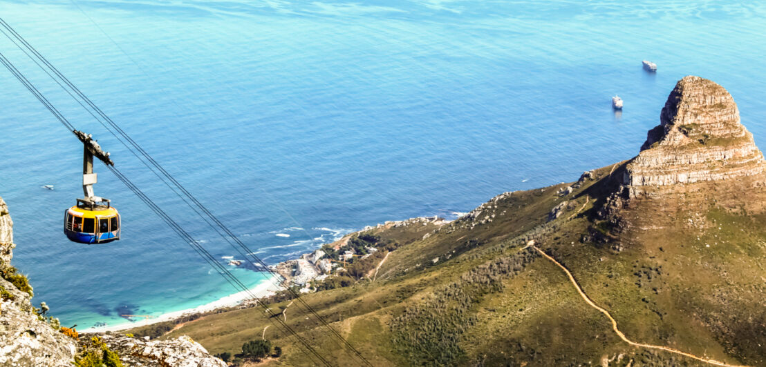 Blick auf Berge, Meer und eine Seilbahn