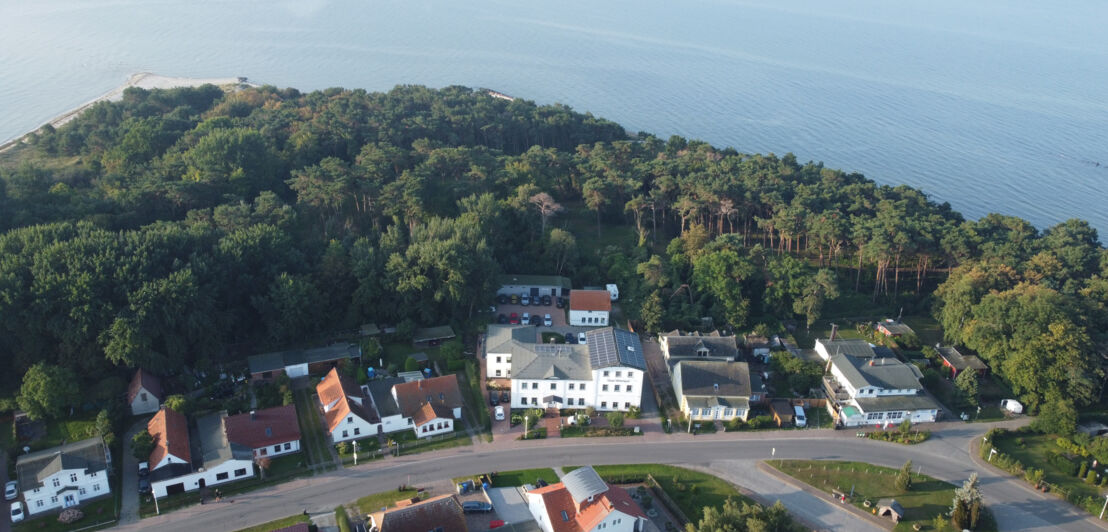 Luftbild mehrerer Häuser am Meer