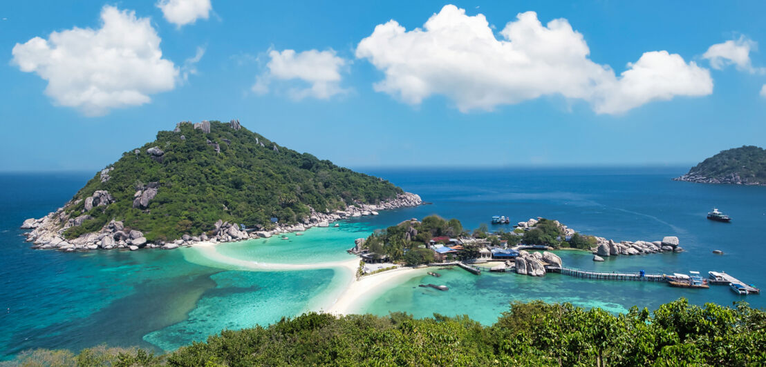 Mehrere Inseln, dazwischen eine Sandbank und blaues Meer