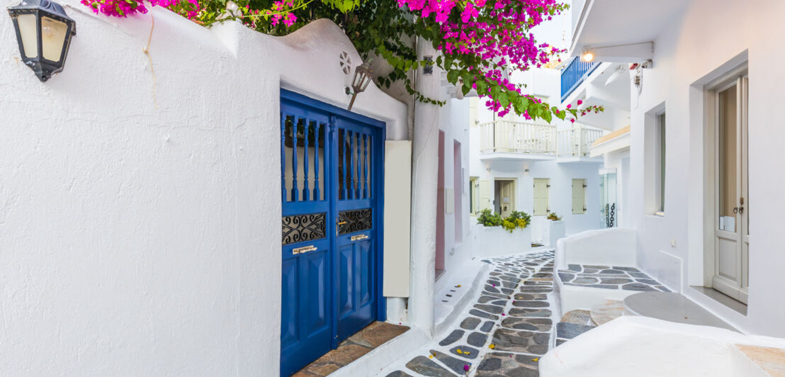 Kleine Gasse zwischen weißen Häusern auf Mykonos