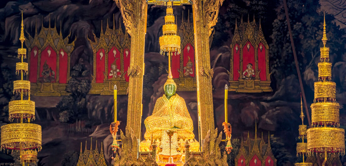 Blick auf den von viel Gold umgebenen Smaragd-Buddha im Wat Phra Kaeo Tempel