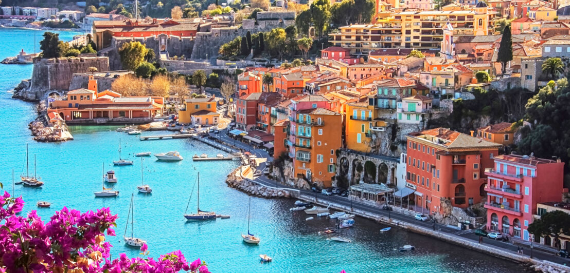 Blick auf eine Stadt an der Côte d'Azur im Sommer