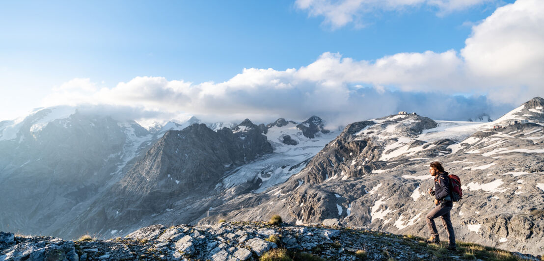 Eine Person wandert auf einem Bergplateau 