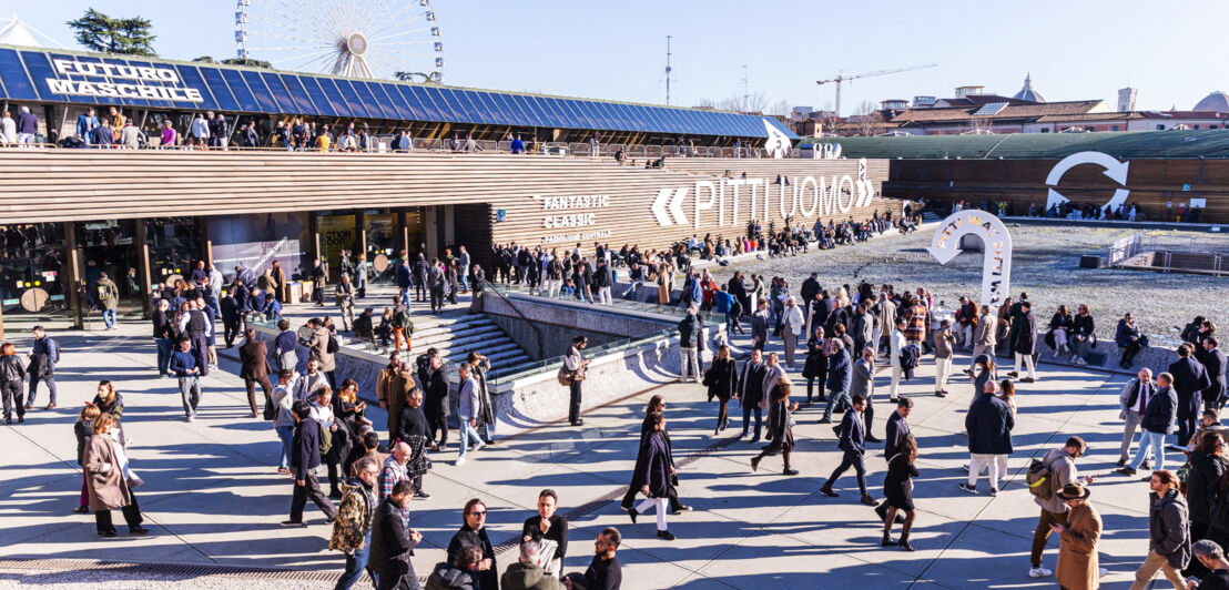 Menschenmenge auf dem Messegelände der Pitti Uomo