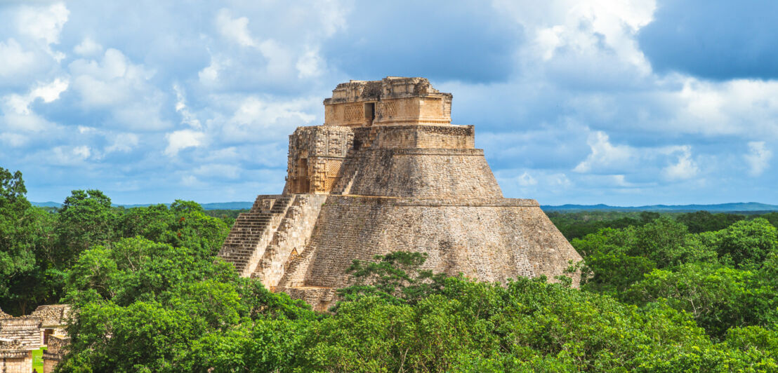 Runde Pyramide auf einer archäologischen Ruinenstätte im Urwald