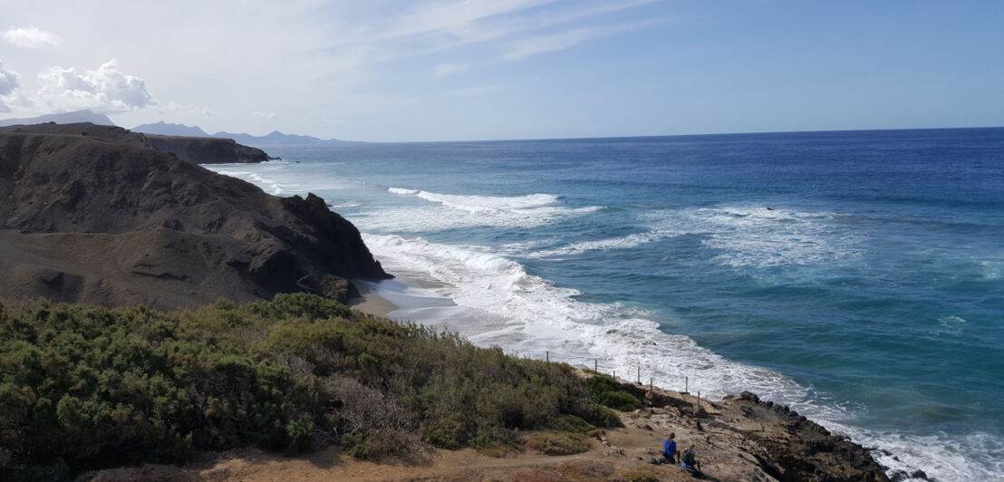 Luftaufnahme von Felsen und Meer an der Bucht Playa de la Pared