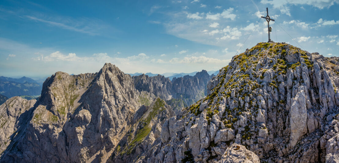 Bergpanorama mit Gipfelkreuz