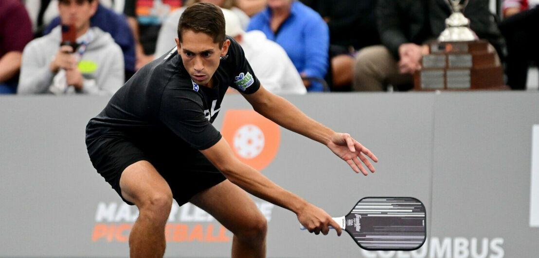 Ein professioneller Pickleball-Spieler während eines Matches au einem Pickleball-Platz