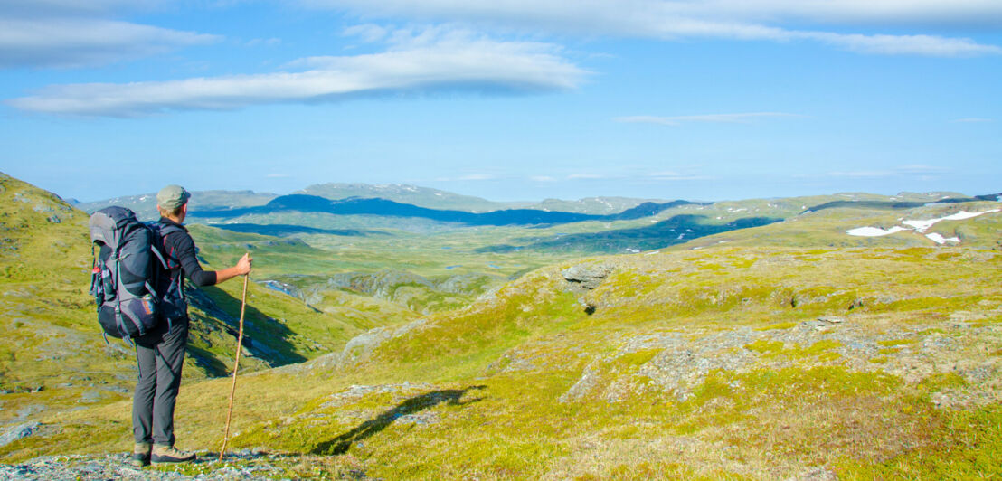 Ein Wanderer in der norwegischen Hochebene