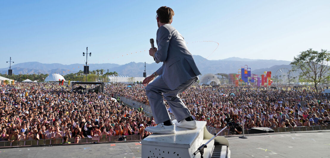 Singer-Songwriter Finneas auf der Bühne beim Coachella-Festival.