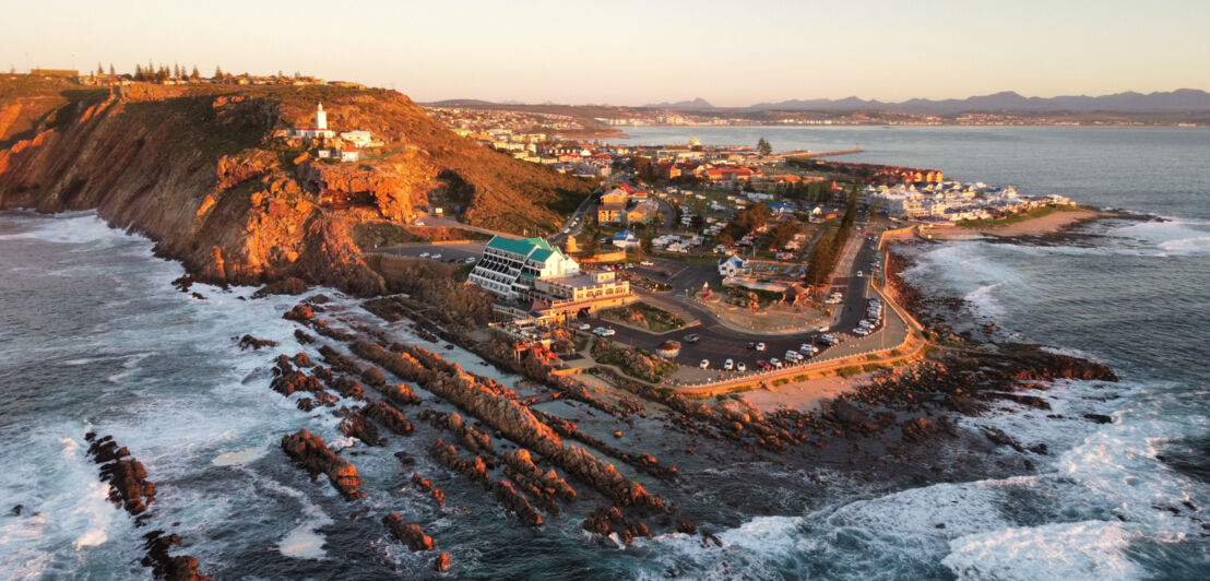 Luftaufnahme der Stadt Mossel Bay auf einer Landzunge an einer zerklüfteten Felsküste