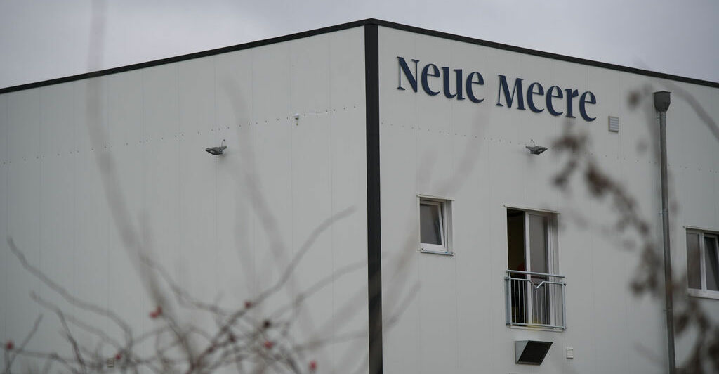 Gebäude mit dem Schriftzug Neue Meere