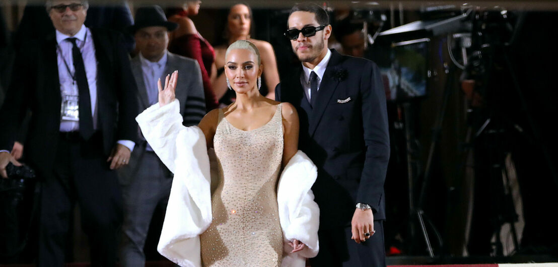 Kim Kardashian und Pete Davidson auf dem roten Teppich der Met Gala