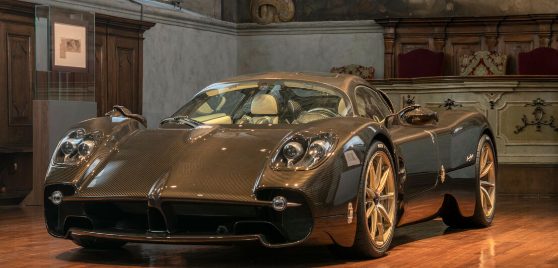 Ein Pagani Utopia steht im National Science & Technology Museum in Mailand, umgeben von Gemälden Leonardo da Vincis