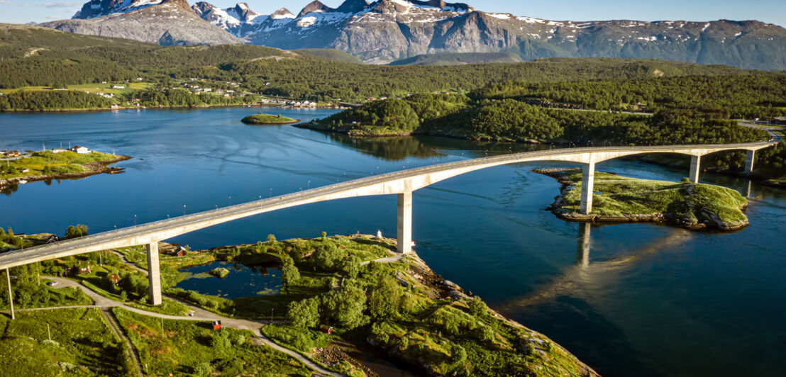 Blick über den Saltstraumen mit einer Bergkette im Hintergrund