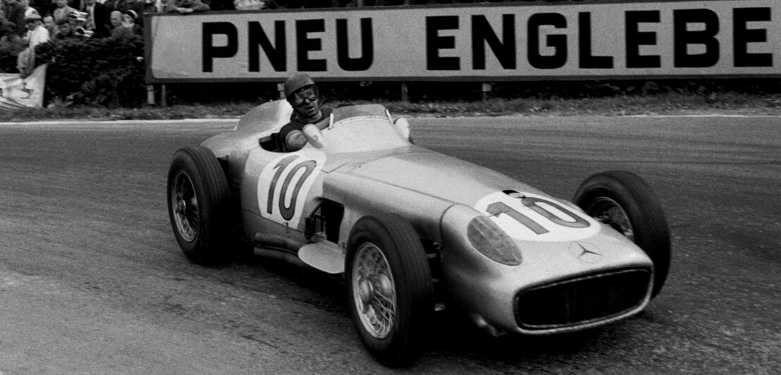 Motorsportfahrer Juan Miguel Fangio in seinem Mercedes W196 während des Großen Preises von Belgien 1955