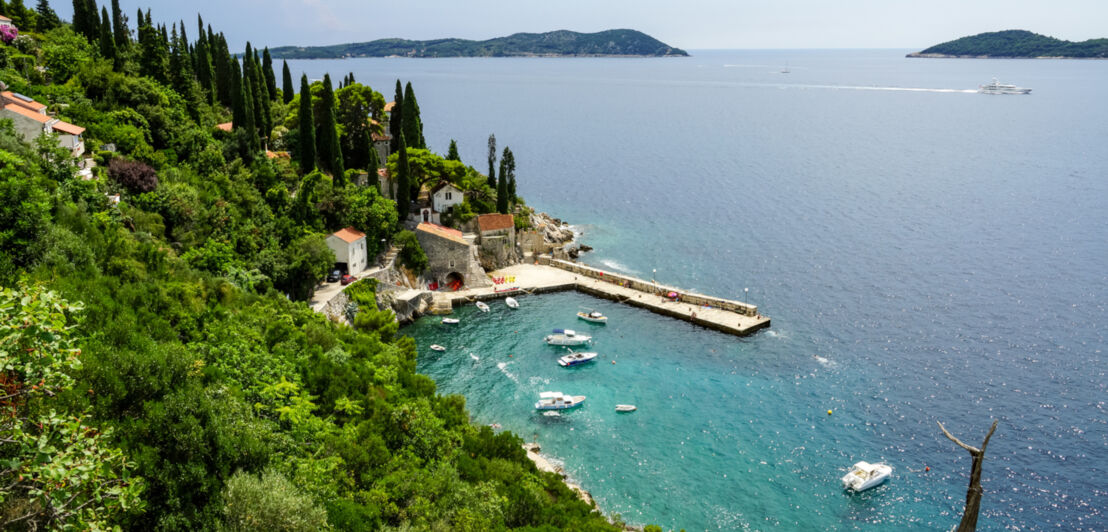 Blick aus der Vogelperspektive auf einen kleinen Hafen im kroatischen Trsteno