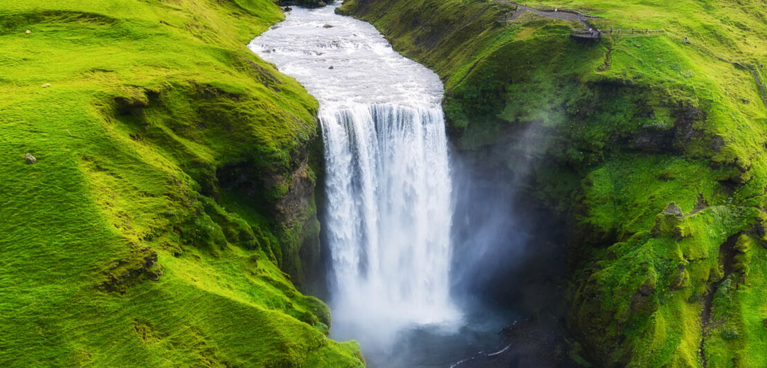 Luftaufnahme des Skógafoss-Wasserfalls in Island