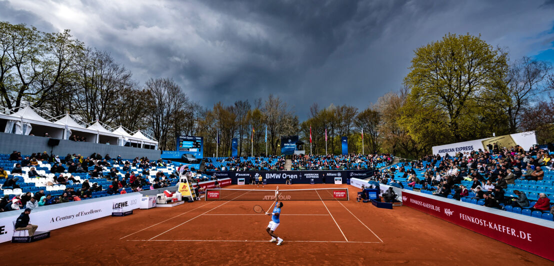 Thiago Monteiro beim Aufschlag bei den BMW Open by American Express.